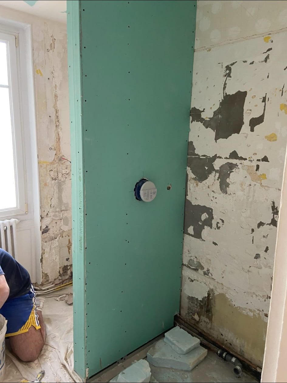 Salle de bain avant travaux, cloison hydrofuge en cours de pose